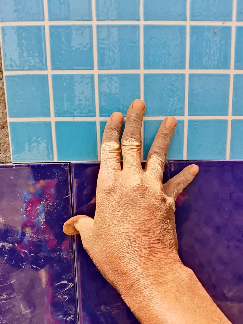 Finitions carreaux bleu piscine